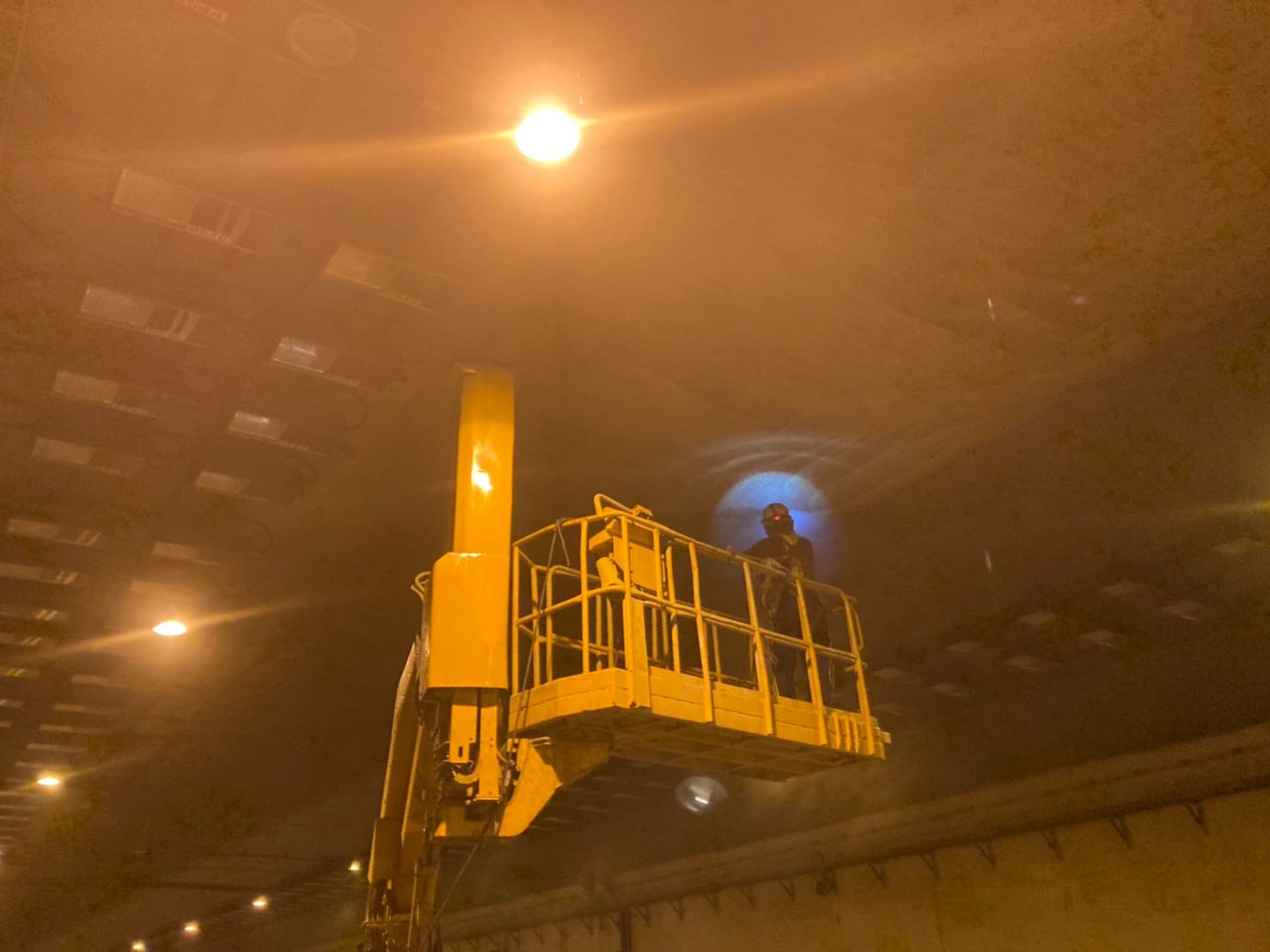 隧道內部高空作業車防水噴塗施工